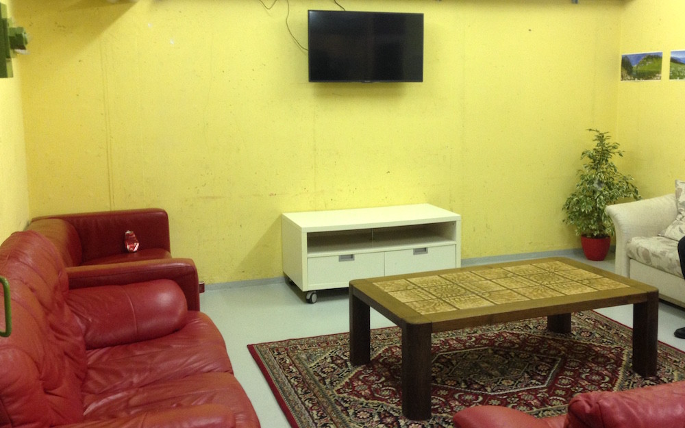 Im Aufenthaltsraum haben die Asylsuchenden die Möglichkeit, TV zu schauen (Bild: les).